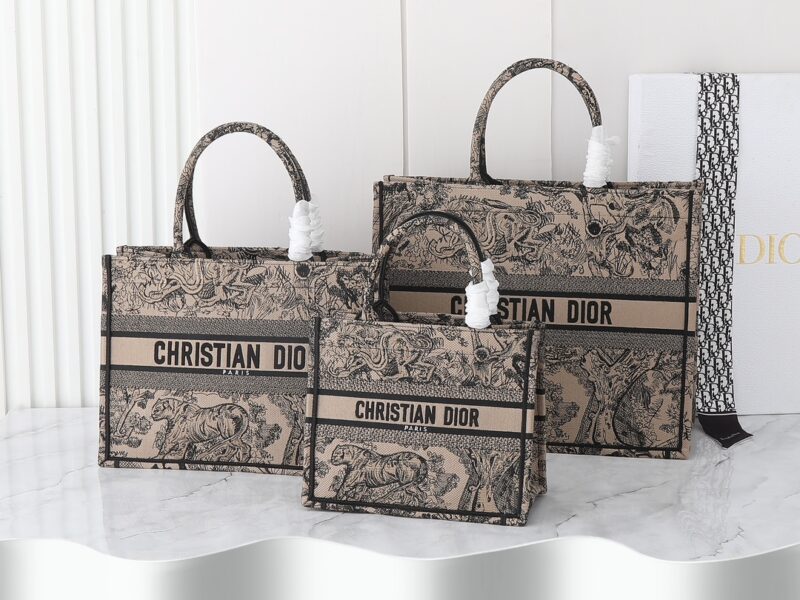 DIOR 0175 SIZE:42 x 35x18.5CM