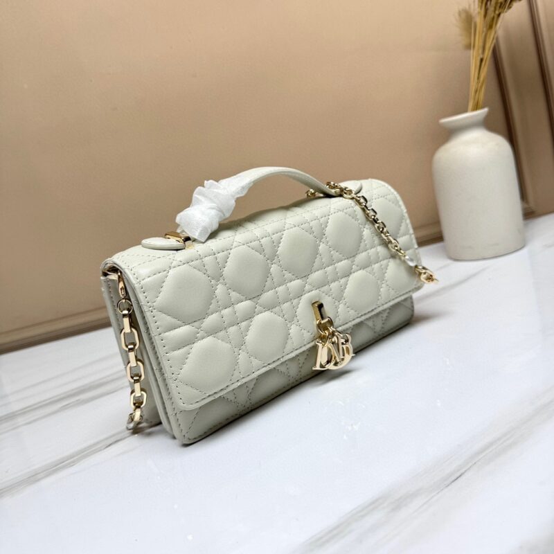 DIOR 𝗠𝗶𝘀𝘀 𝗗𝟭𝟬𝗥 SIZE:21*11.5*4.5CM - Image 4