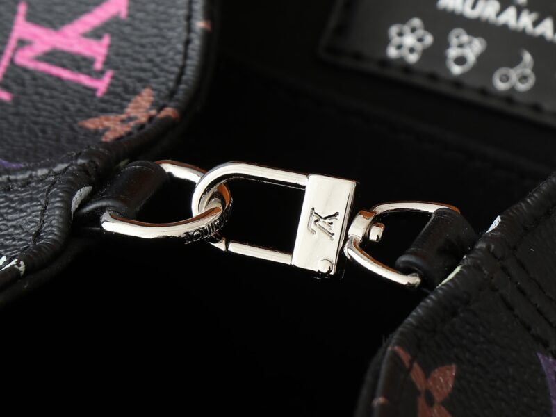 Louis Vuitton    M13081  SIZE:24.0 x 26.0 x 7.0 cm - Image 8