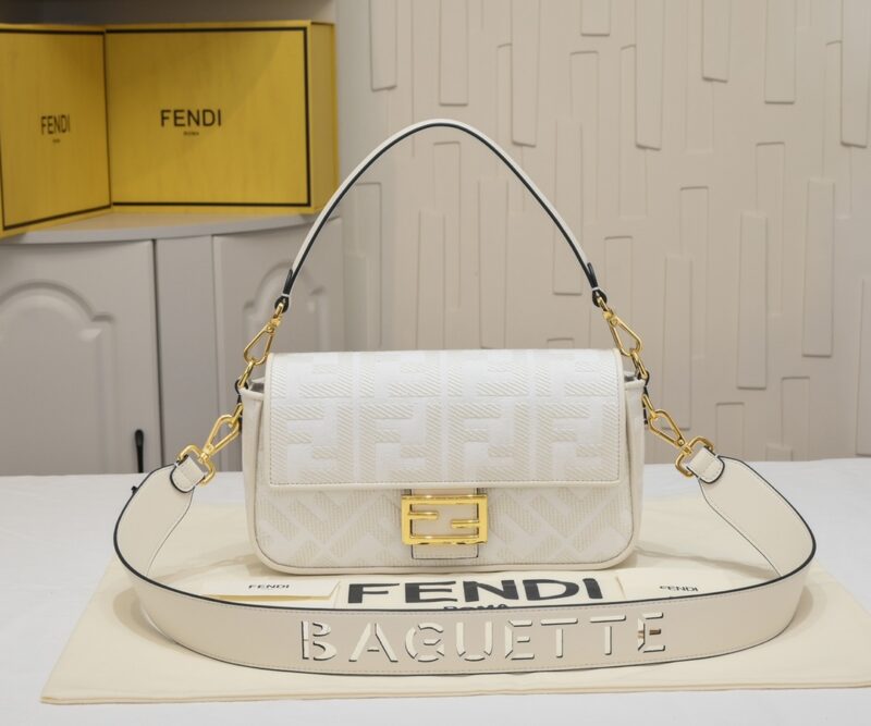 FENDI 1002 SIZE:28/6.5/13.5cm