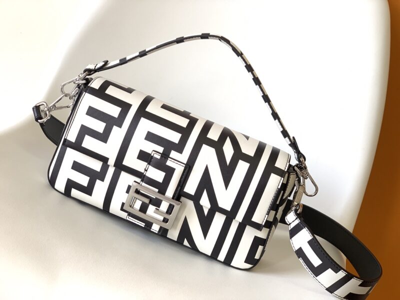 FENDI 8600 SIZE:27-6-15cm